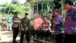 Bupati Kebumen Datangi Warga Miskin Ekstrem yang Tinggal di Gubuk Reyot <