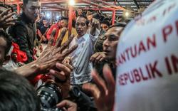 Presiden Jokowi Bagi-Bagi BLT dan Sembako untuk Pedagang Pasar Parung