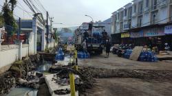 Fuso Pengangkut Galon Terperosok ke Proyek Drainase di Lembang KBB, Lalu Lintas Macet