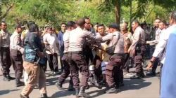 Satpam dan Pegawai Unram Diduga Aniaya Mahasiswa saat Aksi Demo