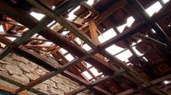 Atap Rumah di KBB Tersambar Petir, Penghuni Pingsan Harus Dibawa ke Rumah Sakit