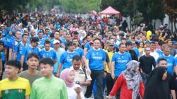 Rayakan HUT ke-77 Bhayangkara, Ribuan Warga Pekanbaru Ikut Jalan Sehat<