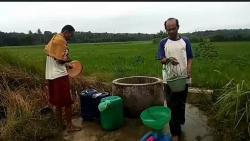 Sumur Kering akibat Kemarau, Warga Bojong Cilacap Cari Mata Air di Tengah Persawahan 