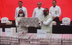 Penampakan Tumpukan Uang Ratusan Miliar Disita dari Lukas Enembe