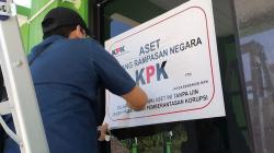 KPK Sambangi Gedung LNC Milik Mantan Rektor Unila Karomani