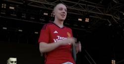 Jersey Baru Man United Dibocorkan Penyanyi Inggris saat Konser, Begini Penampakannya