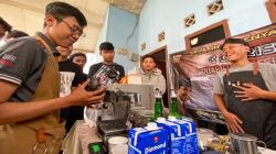 Anak Muda Cipatat KBB Dilatih Jadi Barista Kopi dan Dikenalkan dengan Sosok Ganjar Pranowo