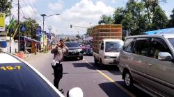 Libur Panjang, Arus Kendaraan di Limbangan Garut Padat Merayap, Polisi Berlakukan One Way<