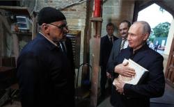 Momen Presiden Rusia Vladimir Putin Peluk Alquran, Hadiah dari Muslim Dagestan