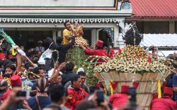Berebut Gunungan Berisi Hasil Bumi saat Grebeg Besar di Masjid Kauman Yogyakarta