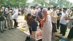  Momen Gibran dan Keluarga Salat Idul Adha di Halaman Balai Kota Solo