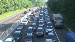 Tol Cipularang Macet Panjang, Ribuan Kendaraan Merayap Sesekali Berhenti<