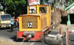 Masinis Tak Sadar Gerbong Kereta Tebu Terlepas, Netizen: Kasian Ditinggal Pas Lagi Sayang-sayangnya