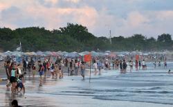 Pantai Double Six Seminyak Dipadati Wisatawan Menikmati Libur Panjang