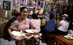 Antrean Panjang Turis Cicipi Masakan Restoran Legendaris Dunia Warung Mak Beng
