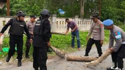 Sempat Diblokade usai Bentrok, Akses Jalan Wakal Dibuka Polisi dan Warga