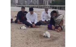 Ganjar Pranowo Ziarah ke Makam Mbah Moen di Makkah saat Jeda Ibadah Haji