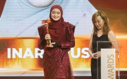 Ekspresi Inara Rusli Dapat Penghargaan Asmara Tersilet