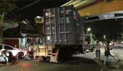 Truk Kontainer Nyangkut di Jembatan Kereta Api Surabaya, Konstruksi Hancur Timpa Kaca Mobil 