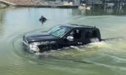 Viral Mobil Pikap Muncul dari Air, Netizen: Napasnya Lewat Mana?