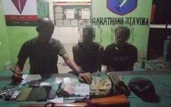 TNI Tangkap 2 Warga Terobos Jalur Tikus Perbatasan RI-Malaysia, Bawa Sabu dan Senpi<
