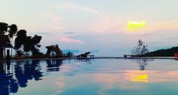 Viral, Kolam Renang di Sumedang Punya Pemandangan di Atas Awan, seperti Ini Suasananya
