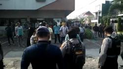 Eksekusi Kafe di Surabaya Ricuh, Petugas Diadang Sekelompok Orang