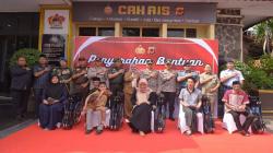 Penyandang Disabilitas di Kota Cirebon Semringah Dapat Kursi Roda dari Kapolda Jabar