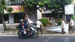 Satpol PP Tertibkan Puluhan Spanduk People Power di Solo 