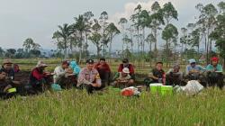 Polisi Sosialisasikan Bahaya TPPO ke Warga Tarogong Kidul Garut di Tengah Sawah<
