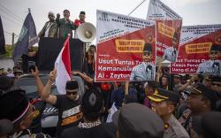 Santri Unjuk Rasa di Depan Ponpes Al Zaytun Tuntut Panji Gumilang Ditangkap