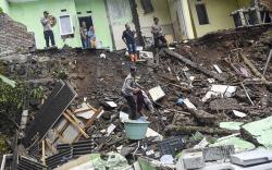 Rumah Perum Pesona Hijau Tasikmalaya Terseret Longsor