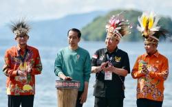 Presiden Jokowi Didampingi Kepala BIN Budi Gunawan Buka Papua Street Carnival