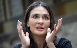 Ekspresi Luna Maya Pemeran Film Suzanna Malam Jumat Kliwon