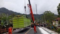 Evakuasi Sopir Truk Terjepit di Lingkar Gentong Tasikmalaya Dramatis