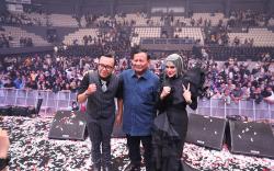 Nikmati Malam Minggu, Prabowo Nonton Konser 3 Dekade Perjalanan Cinta Ari Lasso