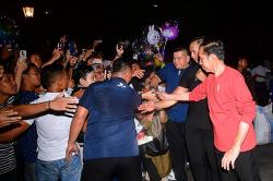 Presiden Jokowi Sapa Pengunjung Malioboro, Warga: Saya Gemetar Dikasih Kaos