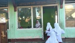 Ruangan Ambruk, Hari Pertama Sekolah Siswa SD di Lombok Timur Pindah ke Perpustakaan
