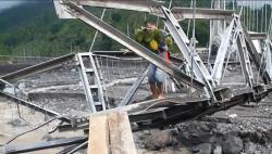 Warga Lumajang Nekat Lintasi Jembatan Putus Diterjang Banjir Lahar Dingin Semeru 