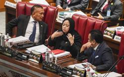 Pakai Kerudung Hitam, Puan Maharani Pimpin Rapat Paripurna ke-29
