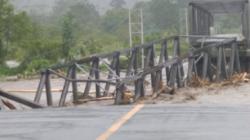 Jembatan Penghubung Malteng-SBT Putus Diterjang Banjir, Mobilitas Warga Lumpuh