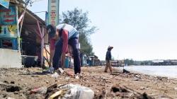 Banjir Rob Terjang Kawasan Wisata Pantai Karangsong Indramayu, Pedagang Kehilangan Omset