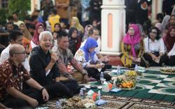 Begini Cara Ganjar Serap Aspirasi Warga Jateng: Lesehan Sambil Ngopi Bareng<