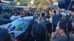 Jokowi Blusukan di Pasar Cihapit Bandung, Warga Berebut Bersalaman dan Berswafoto<
