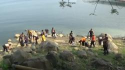 Ratusan Polisi Bersihkan Sampah Plastik di Waduk Jatiluhur Purwakarta