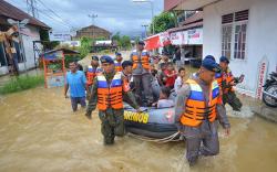 Banjir di Padang Rendam Sekolah, Para Siswa Dipulangkan