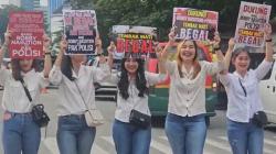Perempuan Seksi Curi Perhatian Warga di Titik Nol Medan, Bawa Poster Tembak Mati Begal<