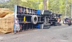 Detik-detik Truk Fuso Terguling di Pacitan hingga Sopir dan Kernet Terluka