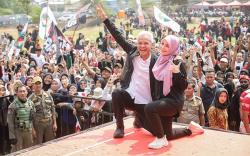 Ganjar Bagikan 2.024 Nasi Krawu Khas Gresik untuk Relawan