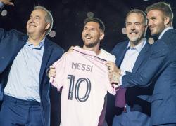 Foto-Foto Messi Pamer Jersey Inter Miami Nomor Punggung 10